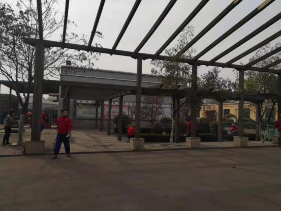 九星钛材料（辽宁）有限公司机关人员为厂区内树木粉刷防虫涂料。