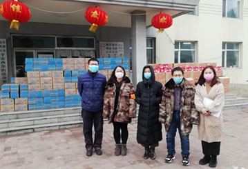 九星钛材料（辽宁）有限公司董事长兼总经理刘志鹏向奋战在抗疫前线的平西街道捐赠300箱牛奶和300箱饮料。