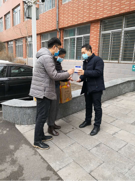 九星钛材料（辽宁）有限公司董事长兼总经理刘志鹏向阜新市中心医院捐赠1000个FFP2口罩（欧洲标准，相当于N95）。